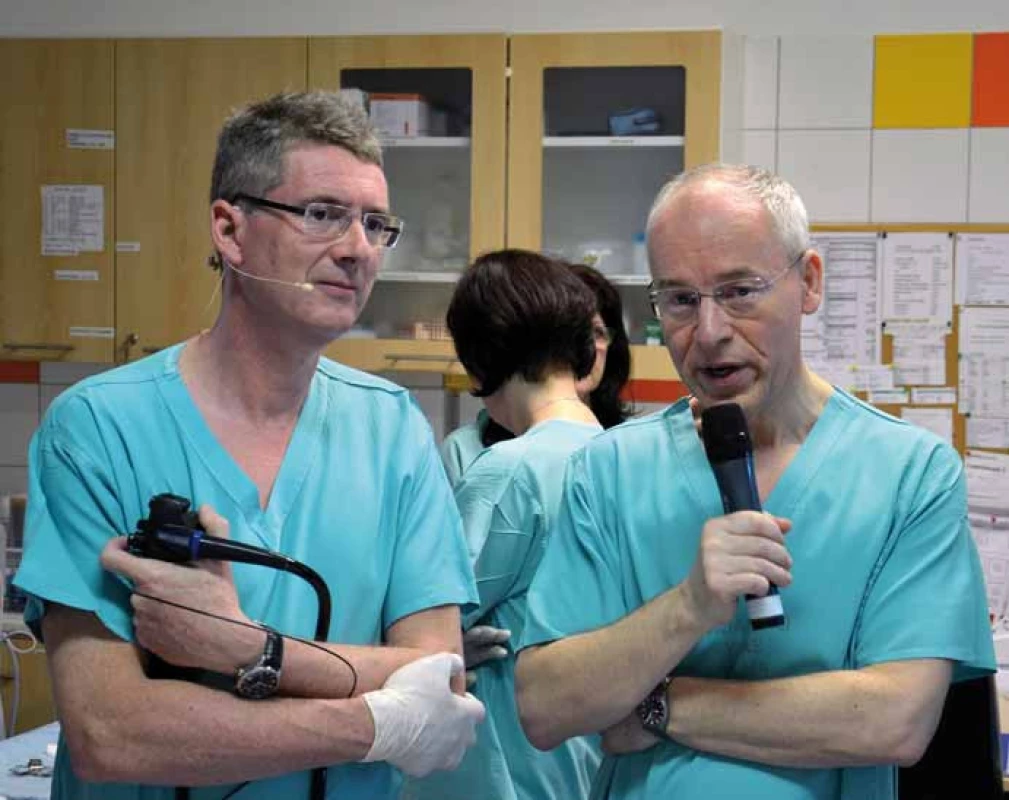 Prof. Pierre Deprez (vlevo) s prof. Stanislavem Rejchrtem při živém endoskopickém přenosu.
Fig. 1. Prof. Pierre Deprez (on the left) and prof. Stanislav Rejchrt during a live endoscopic broadcast