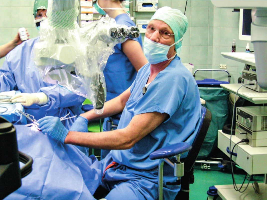 Dr. Abrams (Hamm) při operací patrových mandlí (kontrola operačního pole mikroskopem).