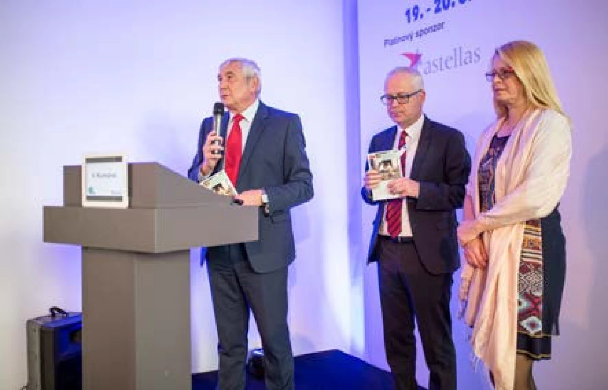 prof. MUDr. Vladimír Komárek, CSc., děkan 2. lékařské fakulty Univerzity Karlovy, prof. MUDr. Marek Babjuk, CSc. a as. MUDr. Michaela Matoušková, při zahájení konference KNOU 2017
Fig. 2 prof. Vladimír Komárek, M.D., CSc., dean of the Second Faculty of Medicine, Charles University in Prague; prof. Marek Babjuk, M.D., CSc.; and Michaela Matoušková, M.D., during the opening of the 2017 KNOU conference.