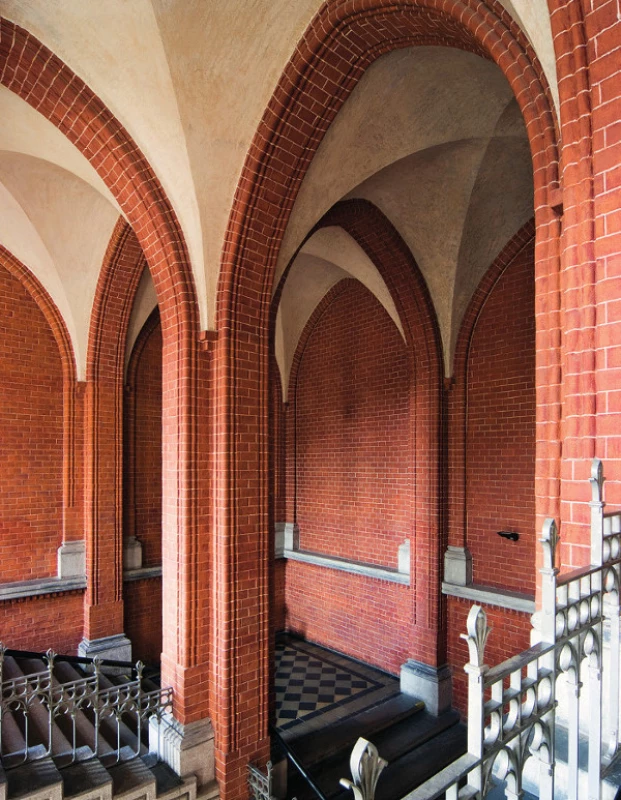 Schodiště v novogotickém slohu
