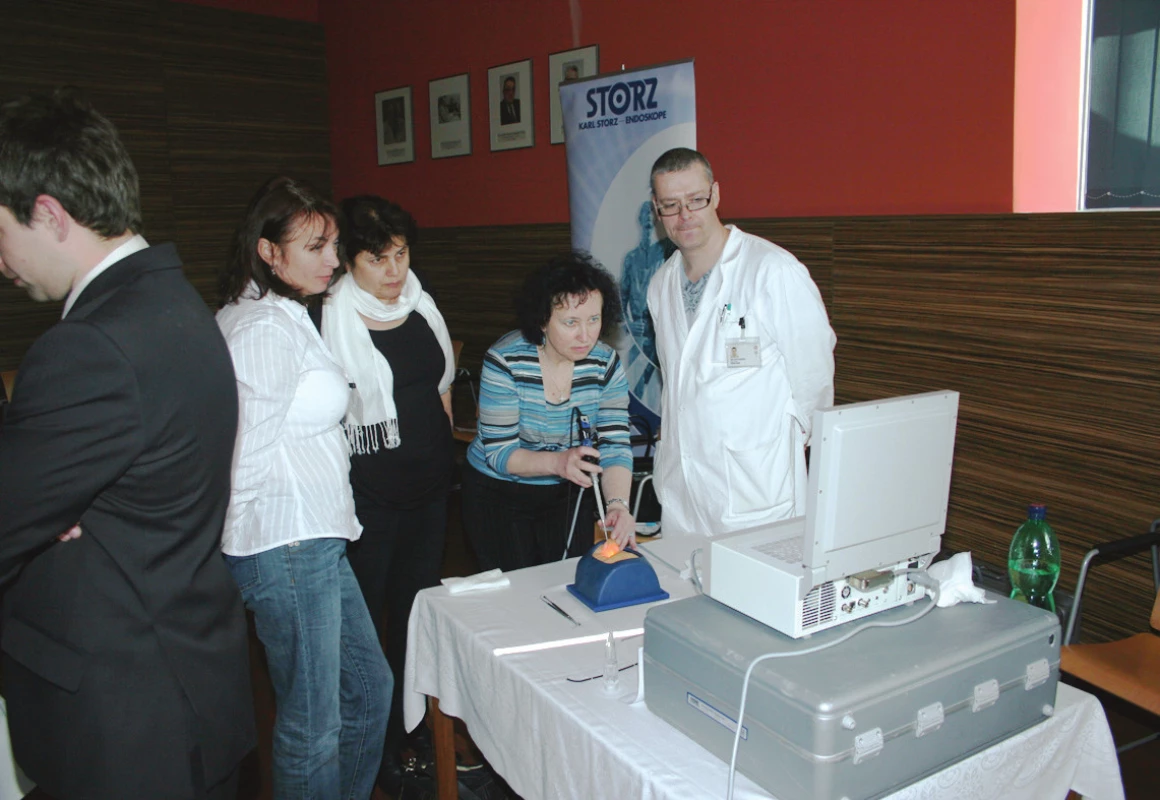 Nácvik rinoepifaryngoskopie na modelu (as. Čelakovský).