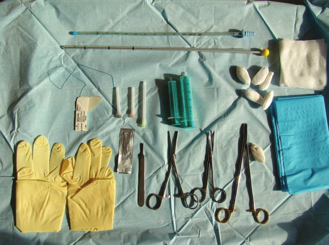 Připravený sterilní stolek k hrudní drenáži
Fig. 2: A sterile table ready for the procedure