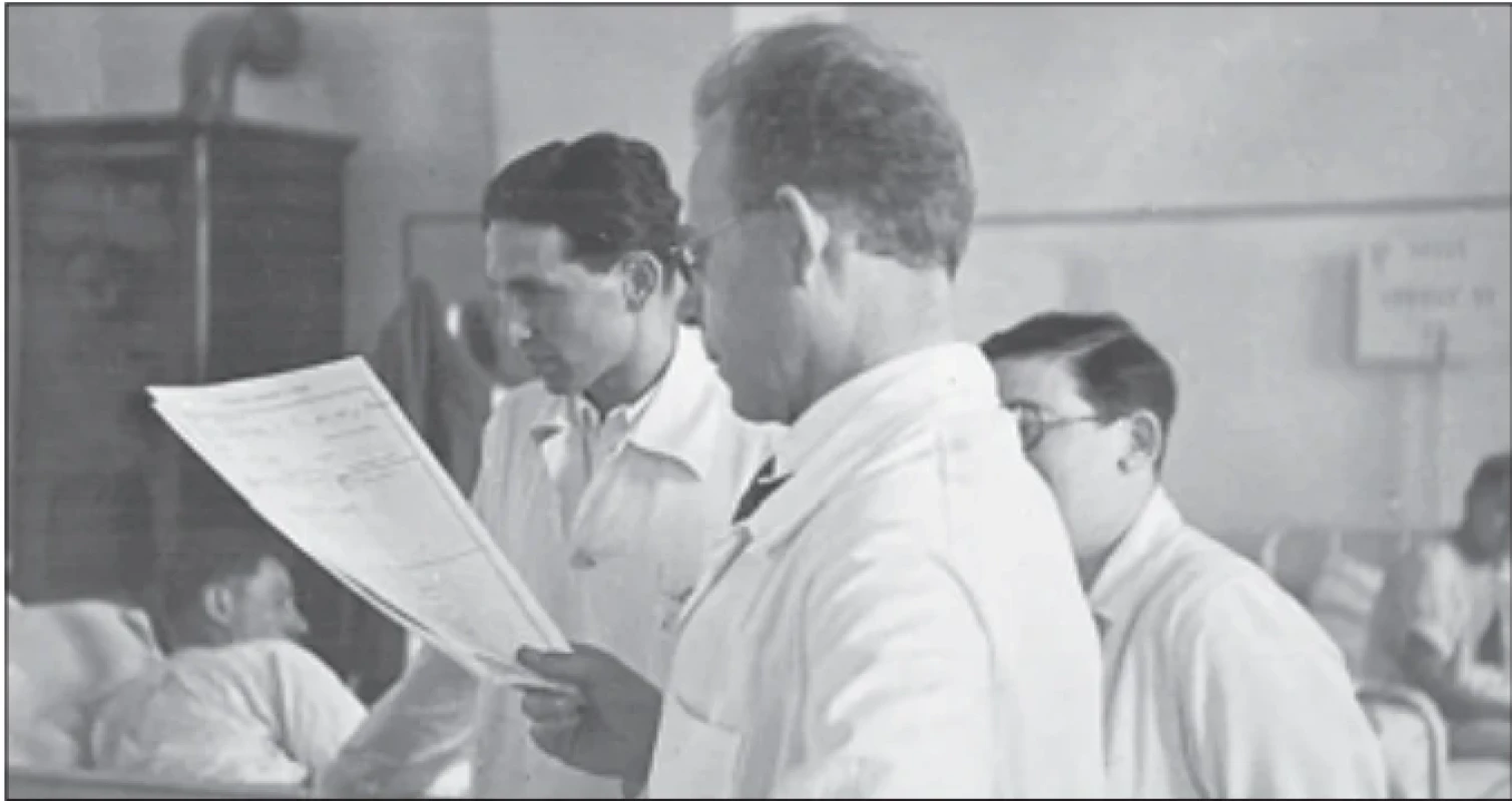 Zleva asistent MUDr. Rudolf Černý a prof. MUDr. Kamil Henner při vizitě (1945). (zdroj: MÚA AV ČR, fond Kamil Henner ml.) Fig. 4. From left: Assistant Rudolf Černý, MD, and Prof. Kamil Henner, MD, during a ward round (1945). (source: MIA CAS, collection Kamil Henner Jr.)