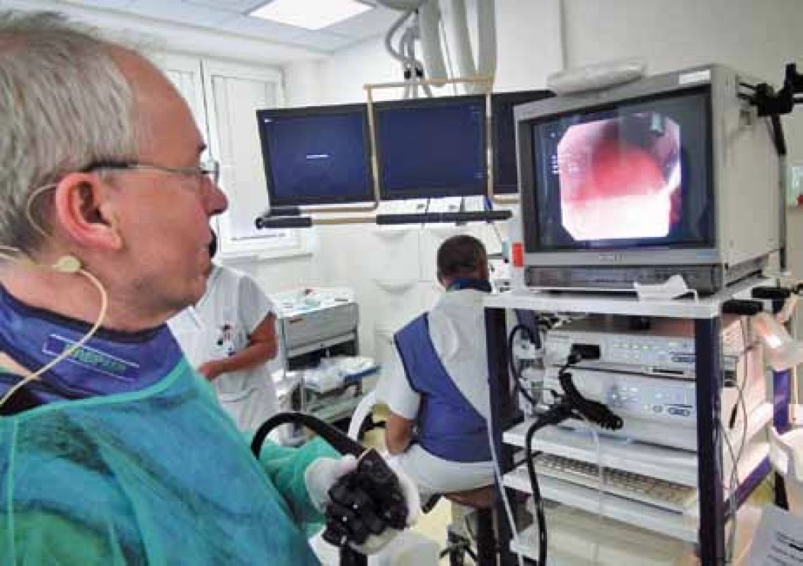 Prof. Stansilav Rejchrt při demonstraci ERCP.
Fig. 2. Prof. Stanislav Rejchrt during ERCP demonstration.