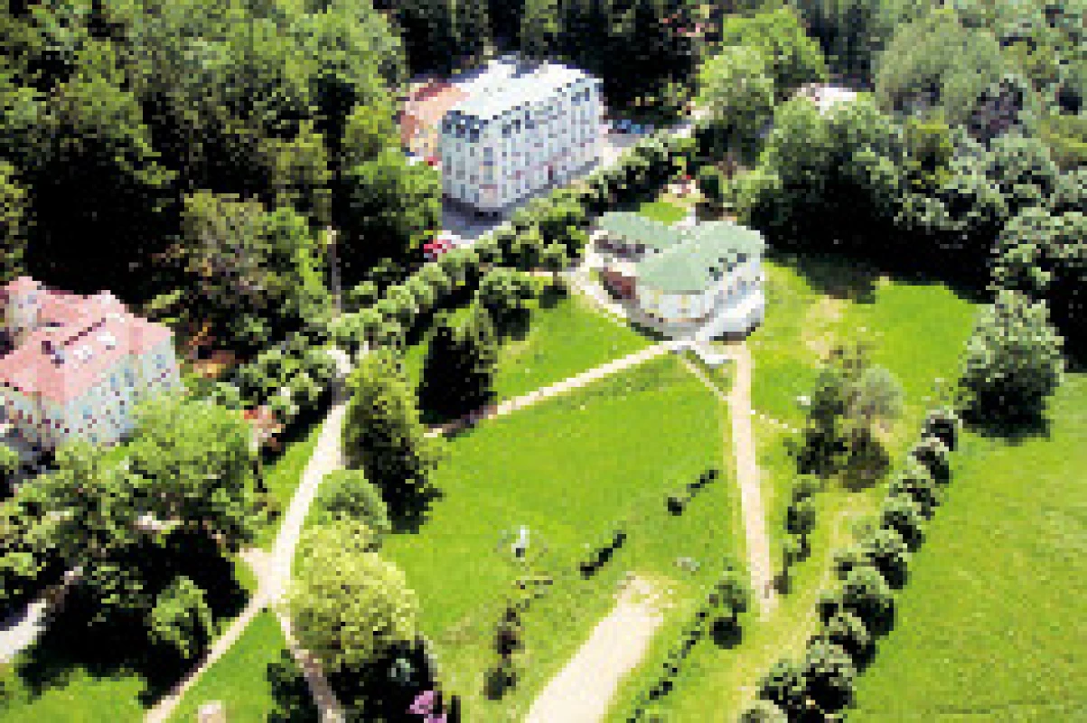 Pohled na pavilony léčebny s krytým bazénem.