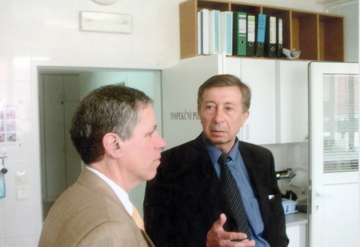 prim. Kopačka ukazuje prof. Jupiterovi své pracoviště