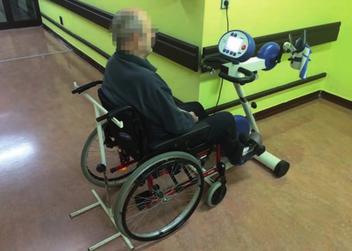 Využití přístroje MOTOmed pro pasivní cyklický pohyb dolních končetin.
Fig. 13. Using the MOTOmed device for passive cyclic movement of the legs.