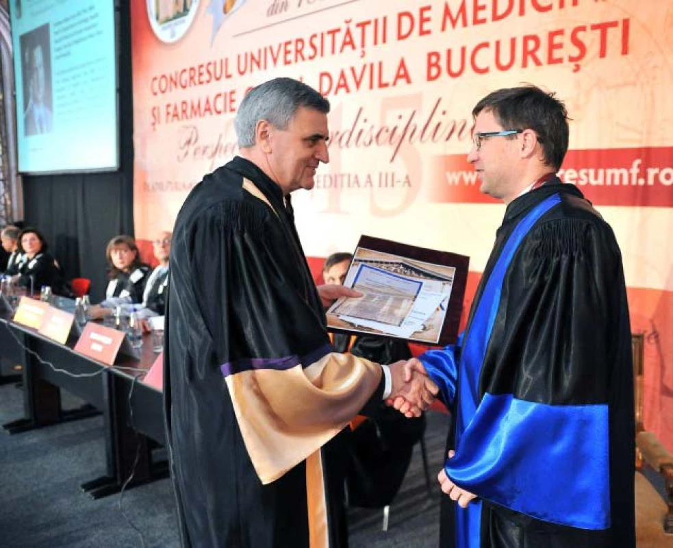 prof. MUDr. Milan Hora, Ph.D., MBA, 28. 5. 2015 obdržel čestný doktorát na prestižní rumunské univerzitě „Carol Davila” University of Medicine and Pharmacy, Bucharest, Romania
Fig. 3 Professor Milan Hora, M.D., Ph.D., MBA, received an honorary doctorate at a prestigious Romanian university, the “Carol Davila” University of Medicine and Pharmacy (Bucharest, Romania, 28 May 2015)