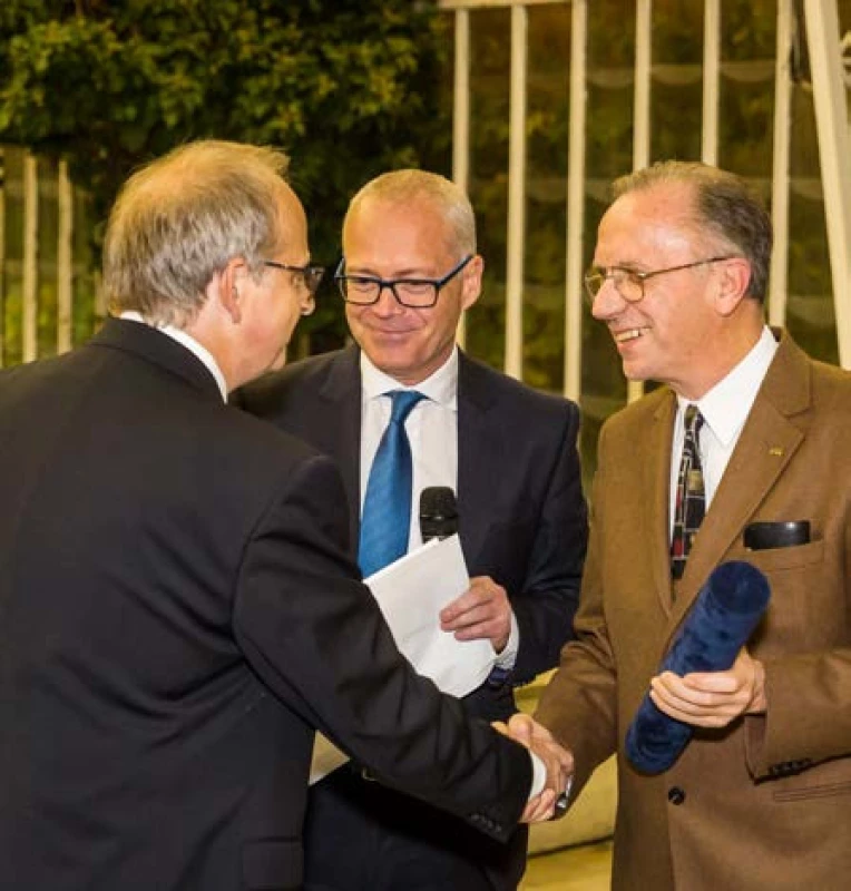 MUDr. Petřík blahopřeje Prof. Borówkovi k udělení čestného členství ČUS
Fig. 3. MUDr. Petřík congratulates to professor Borówka to awarding the Honorary Membership of CUS