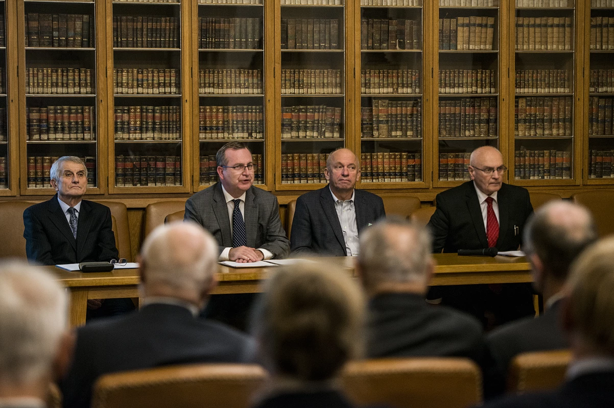 Zleva předseda Spolku českých lékařů (SČL) v Praze prof. MUDr. Jiří Raboch, DrSc., rektor UK prof. MUDr. Tomáš Zima, DrSc., předseda ČLS JEP prof. MUDr. Štěpán Svačina, DrSc., a vědecký sekretář SČL prof. MUDr. Richard Škába, CSc., při oslavách 155. výročí Spolku ve Vlasteneckém sále pražského Karolina