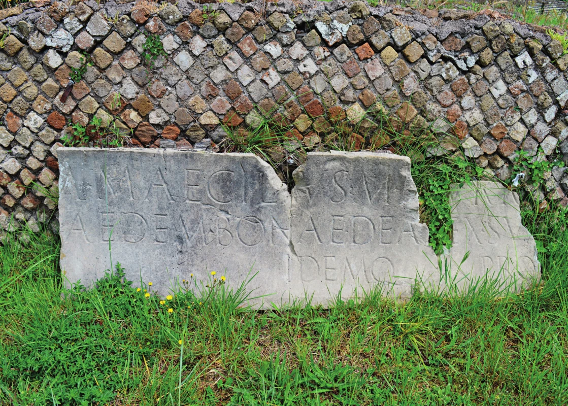 Nápis ve svatyni Bona Dea (Regio IV, Insula VIII, 3) zmiňující stavebníka jménem M. Maecilius Furr...