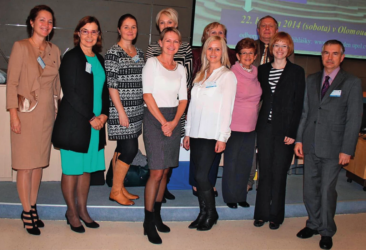 Organizační výbor a panelisté (zleva): doc. MUDr. Zuzana Hlinomazová, Ph.D. (Evropská oční klinika Lexum, Praha), prim. MUDr. Ivana Liehneová (Oční oddělení Masarykovy nemocnice Ústí nad Labem), MUDr. Pavlína Hrabčíková (vedoucí lékařka rohovkové poradny, Oční klinika LF UP a FNOL), prim. MUDr. Klára Marešová, Ph.D. (vedoucí lékařka glaukomové poradny, Oční klinika LF UP a FNOL); vzadu MUDr. Klára Samková (Oční klinika 1. LF UK a ÚVN, Praha), MUDr. Kristina Vodičková, Ph.D. (Oční klinika Neovize, Brno), vzadu doc. MUDr. Šárka Pitrová, CSc., FEBO (předsedkyně České oftalmologické společnosti, Privátní oční klinika JL, Praha), doc. MUDr. Eva Růžičková, CSc. (prezidentka České glaukomové společnosti, Oční klinika 1. LF UK a VFN, Praha), MUDr. Jan Krásný (Oční klinika 3. LF UK a FNKV, Praha), MUDr. Marta Karhanová, FEBO (Oční klinika LF UP a FNOL), prof. MUDr. Jiří Řehák, CSc., FEBO (přednosta Oční kliniky LF UP a FNOL)