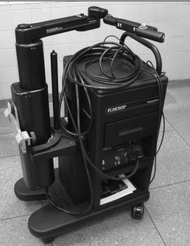 Robotický laparoskopický držák Endoscopic System for Optimum Positioning (AESOP<sup>TM</sup>) v Guy´s Hospital.
