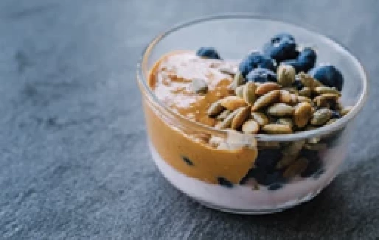 Řecký jogurt s ovocem a ořechy nebo semínky. Fig. 􀍾. Greek yogurt with fruit and nuts or seeds.
