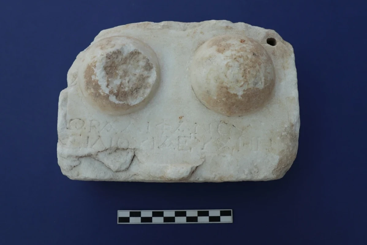 Votivní reliéf s vyobrazením ženských prsů a nápisem, 1. století př. Kr. – 1. století po Kr. (IG XII, V, 198; Archeologické muzeum Paros, Parikia, inv. č. 307) (foto: Pavla Alušíková Dostalíková)