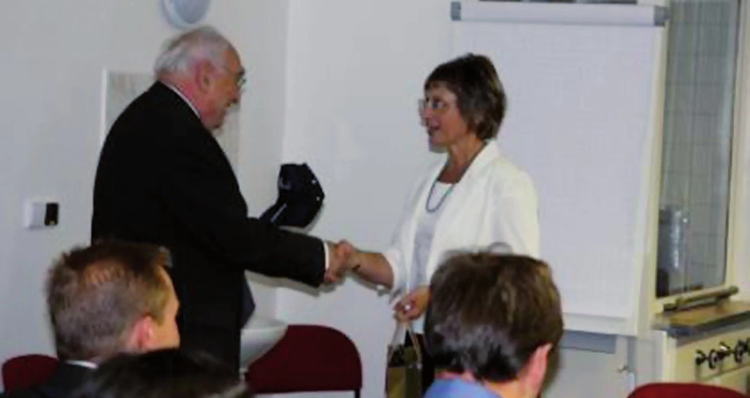 Úvodem prof. Dušková popřála prof.MUDr. J. Vaňkovi, CSc., ze Stomatologické kliniky LF MU v Brně jménem vedení 1. LF UK k významnému životnímu jubileu. Spolu s přáním dobrého zdraví a dalších úspěchů v práci mu předala symbolické dárky od fakulty.