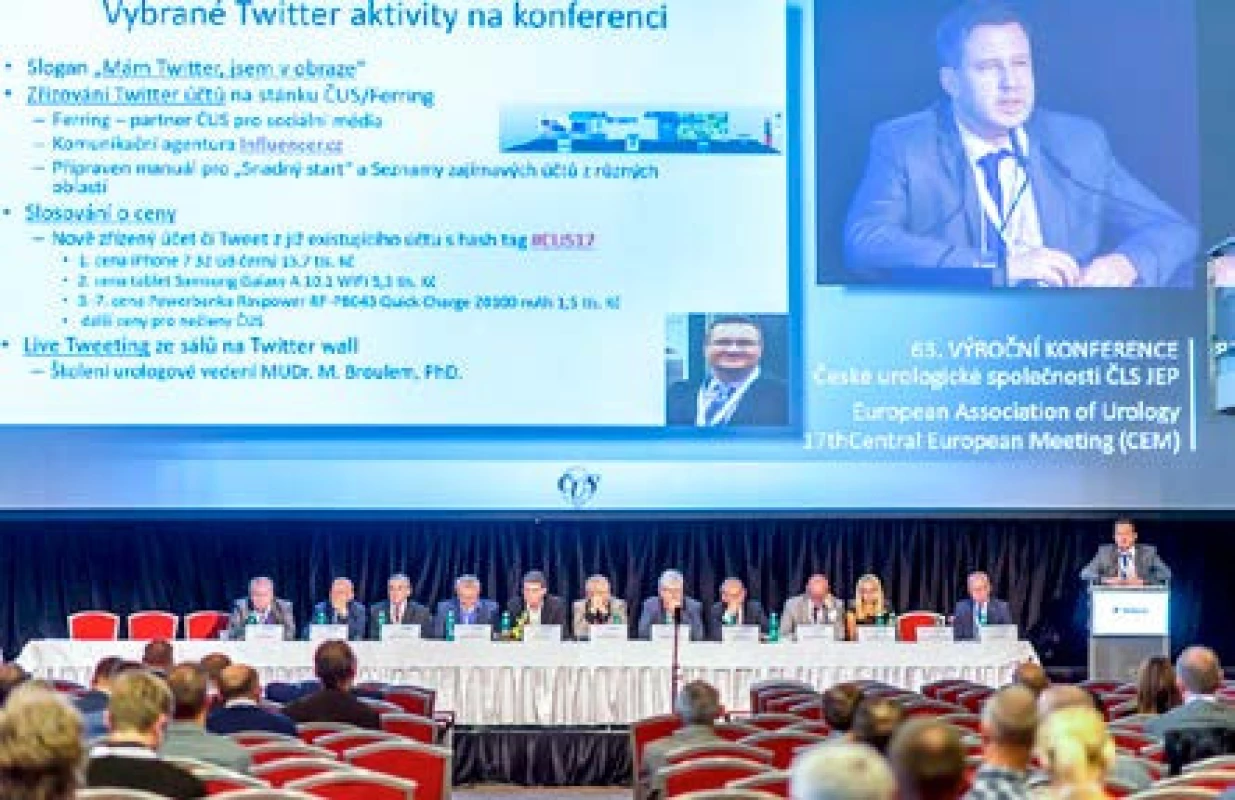 Plenární schůze ČUS ČLS JEP 18. 10. 2017 – členové výboru a revizní komise ČUS; prof. M. Hora představuje projekt Twitter pro ČUS
Fig. 1. Plenary meeting of the Czech Urological Society (ČUS) on 18 October 2017 – members of the committee and of the review board of the ČUS; Prof. M. Hora introduces the Twitter project for ČUS