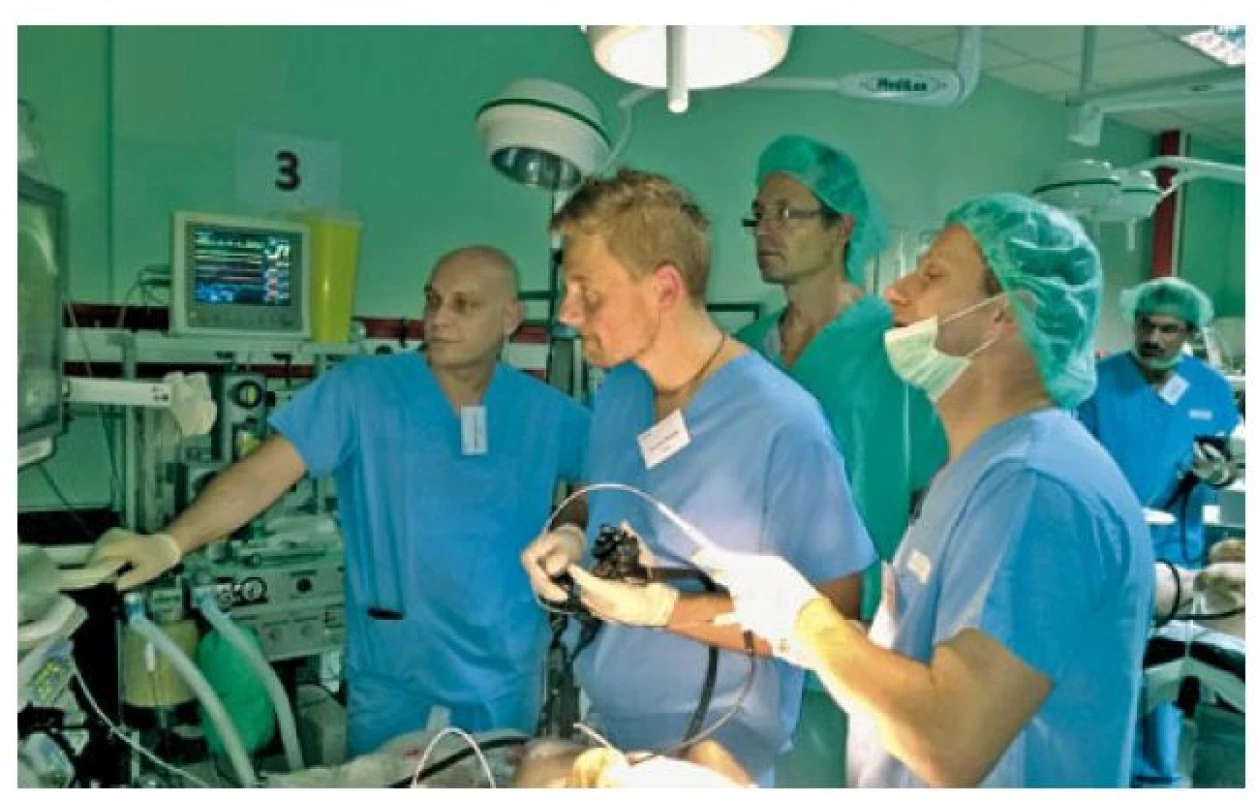 Lékaři při nácviku ESD v jícnu a žaludku (zprava B. Pekárek a B. Kunčak).
Fig. 3. Doctors in training of ESD in oesophagus and stomach (from right to left, B. Pekárek and B. Kunčak).