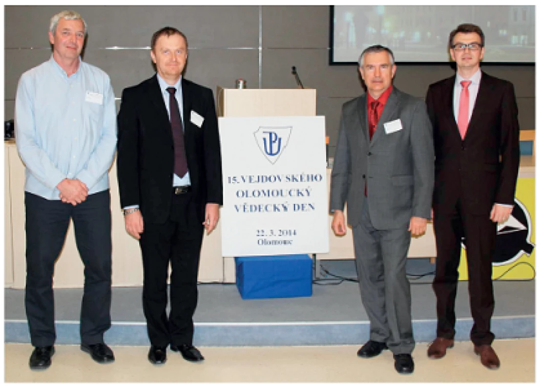 Na fotografii (zleva): prim. MUDr. Jan Ernest, Ph.D. (prezident ČVRS, Oční klinika 1. LF UK a Ústřední vojenské nemocnice, Praha), doc. MUDr. Petr Kolář, Ph.D. (Oční klinika LF MU a FN Brno), prof. MUDr. Jiří Řehák, CSc., FEBO (přednosta Oční kliniky LF UP a FNOL), doc. MUDr. Matúš Rehák, Ph.D., FEBO (Universitäts-Augenklinik, Charité - Campus Benjamin Franklin, Berlin)