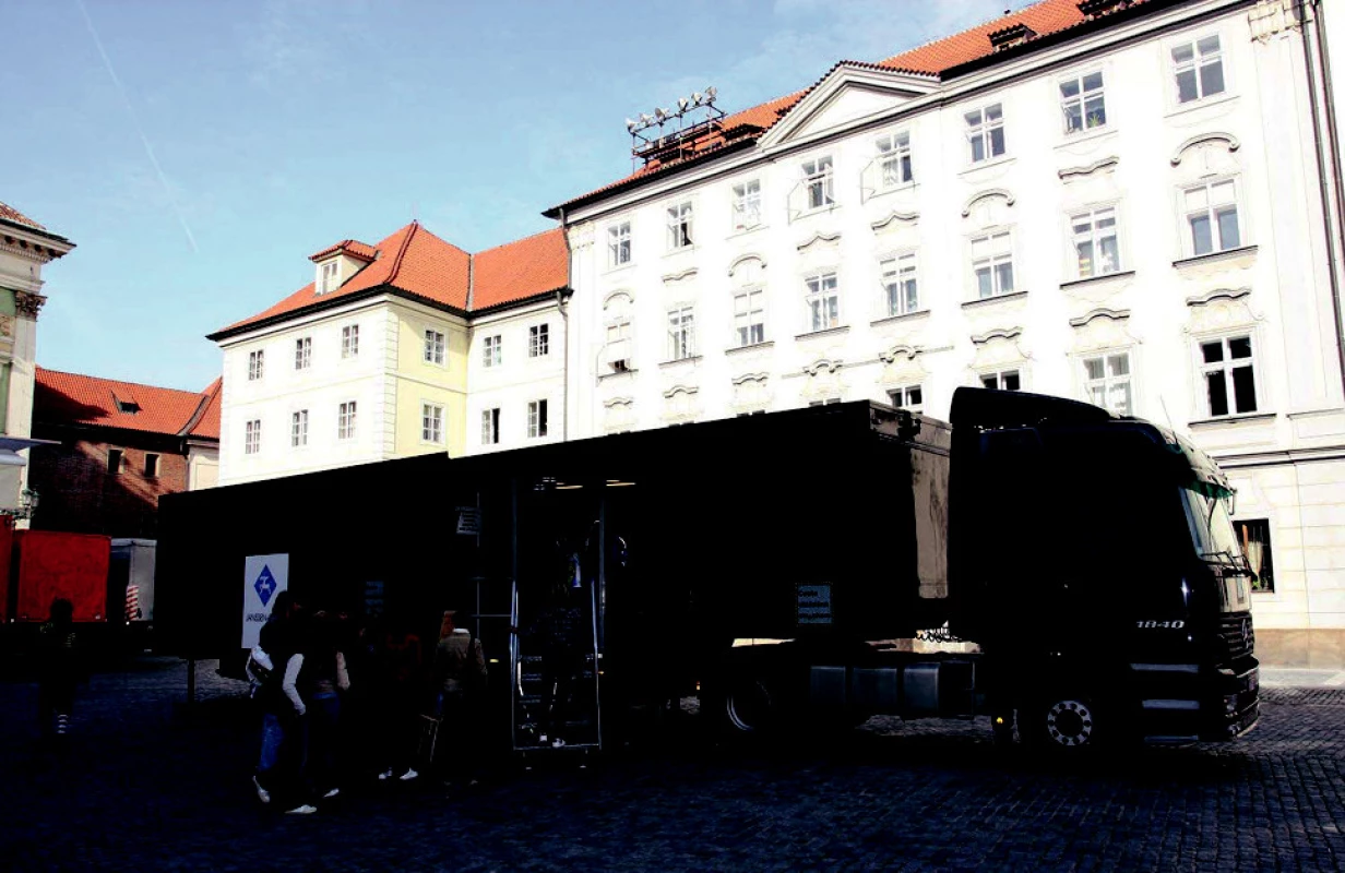 V souvislosti s konferencí WPA přijel do Prahy i známý černý kamion, který je hlavní součástí aktivity společnosti Janssen Cilag, seznamující veřejnost, ale i odborníky, se schizofrenií. Projekt „Cesta dlážděná strachem“ komentuje mnoho psychiatrů velmi pozitivně a jsou přesvědčeni, že jde o skutečné napodobení prožitků jejich pacientů. Jedná se o malý simulátor pro jednoho člověka, vytvářející kombinace zvuků a pohybů, které pomocí vizuálních efektů navozují každodenní pocit pacientů a zprostředkovávají vizuální a sluchové halucinace. Člověk, který je právě v kabině, se dívá očima pacienta na každodenní stresové situace a možné podněty, které vyvolávají symptomy onemocnění. Zážitek ve speciální kabině je obtížné popsat, nejlepší je ho prožít. Je to zkušenost, na kterou mnoho lidí nezapomene.