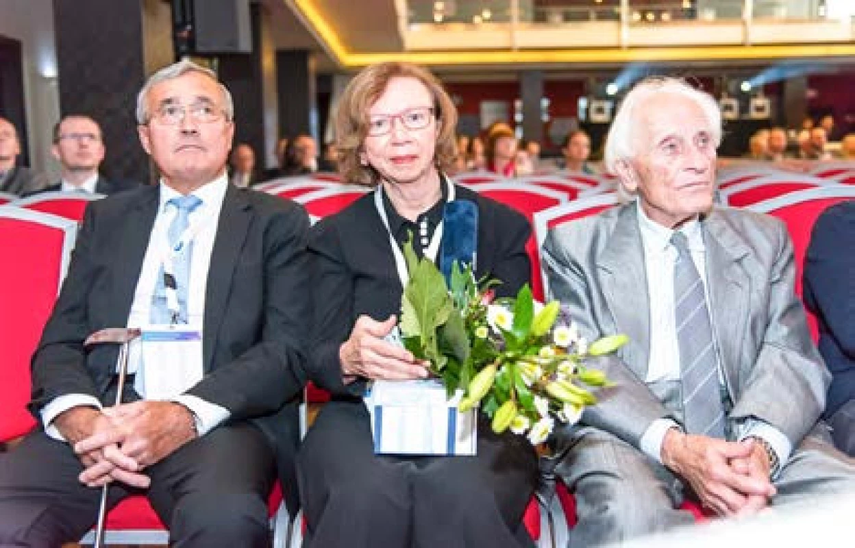 Noví čestní členové ČUS – as. MUDr. Kateřina Vlachová (dříve Bartoníčková) a doc. MUDr. Ladislav Jarolím, CSc., oba z Urologické kliniky 2. LF UK a FN Motol; vpravo od nich sedí doc. MUDr. Radko Petřík, CSc.
Fig. 3. New honorary members of the ČUS – assistant lecturer Kateřina Vlachová, MD (previously known as Bartoníčková), and Assoc. Prof. Ladislav Jarolím, MD, CSc., both from the Department of Urology of the Second Faculty of Medicine, Charles University, and Motol University Hospital. To the right of them sits Assoc. Prof. Radko Petřík, MD, CSc.