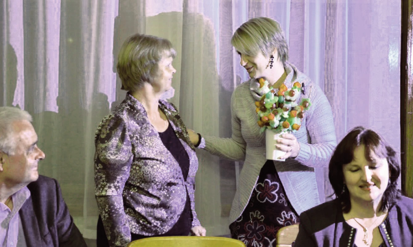 Poděkování RNDr. Aleně Gábelové, CSc., od kolegů (RNDr. Katarína Kozics, Ph.D.). V popředí Ing. Jan Topinka, DrSc., a MUDr. Hana Lehocká, Ph.D., místopředsedkyně společnosti pro Českou republiku