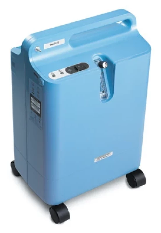 Stacionární koncentrátor kyslíku EverFlo od Philips Respironics.