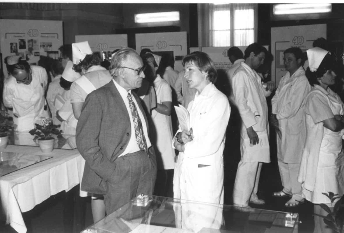 Autorka článku s docentem Otakarem Blehou (výstava ke 40 letům kliniky, 1985)