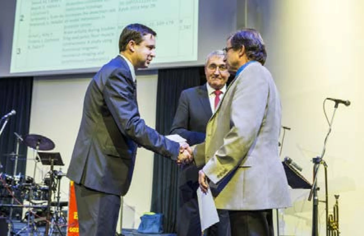 MUDr. Zerhau přebírá od prof. Hory a doc. Jarolíma diplom za 1. místo v soutěži ČUS o nejlepší vědeckou publikaci, kategorie A
Fig. 4. Dr. Zerhau receiving the 1st place diploma in the Best Scientific Publication Competition of the Czech Urological Society (Category A) from prof. Hora and doc. Jarolím
