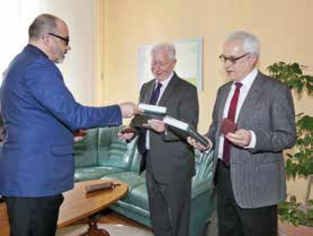 MUDr. Ľuboslav Beňa, PhD., námestník riaditeľa UN L. Pasteura v Košiciach pri odovzdávaní knihy História Univerzitnej nemocnice L. Pasteura v Košiciach prof. Petrovi Ganzovi, MD, a prof. Tomášovi Ganzovi, MD, PhD., počas návštevy na riaditeľstve UN L. Pasteura