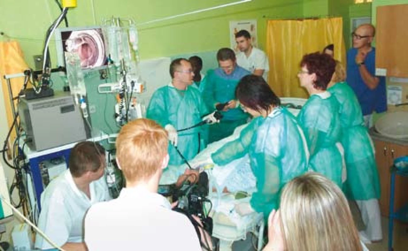 Workshop Ostrava Live Endoscopy: dr. Fojtík při ošetřování krvácejících jícnových varixů.
Fig. 1. Workshop Ostrava Live Endoscopy: dr. Fojtík performing endoscopic treatment of esophageal varices.