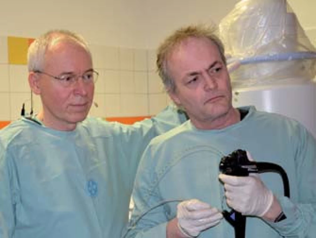 Prof. Lars Aabakken a prof. Stanislav Rejchrt při ERCP vyšetření.
Fig. 1. Professor Lars Aabakken and Professor Stanislav Rejchrt during ERCP.