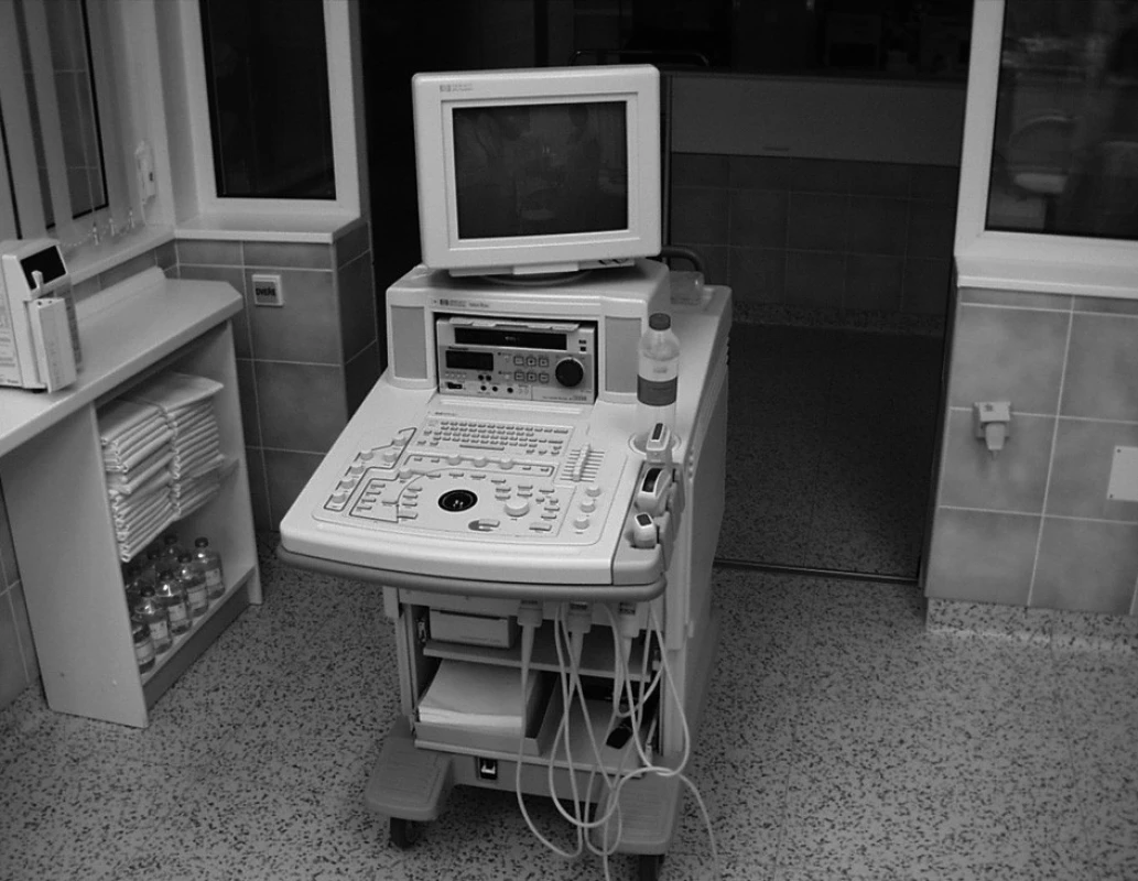 Příklad multimodálního ultrazvukového přístroje vybaveného transtorakální, abdominální a lineární sondou (HP Image Point)