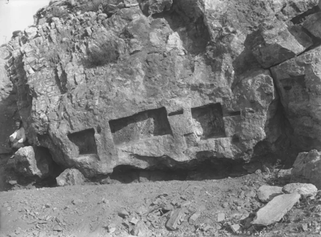 Kounados, svatyně bohyně Eileithyie, skalní stěna s nikami při vykopávkách Rubensohna a Baura, 1898(–1899?) (zdroj: Německý archeologický ústav, pobočka Athény, inv. č. D-DAI-ATH-Paros-0050)