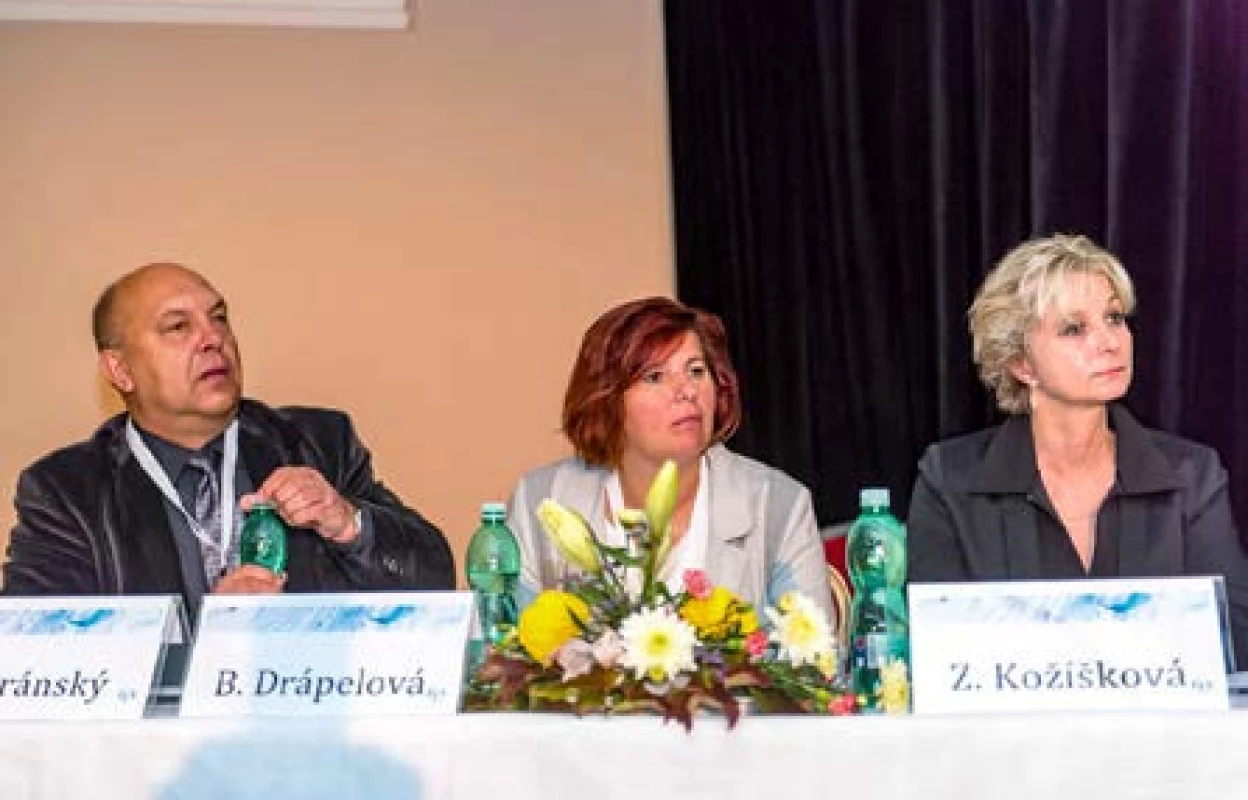 Prim. MUDr. P. Stránský, Ph.D., Bc. B. Drápelová a Mgr. Z. Kožíšková z pořádající plzeňské urologické kliniky předsedající sesterské sekce
Fig. 6. Senior consultant P. Stránský, MD, PhD; Bc. B. Drápelová; and Mgr. Z. Kožíšková from the host Department of Urology in Pilsen, chairpersons of the nurse section