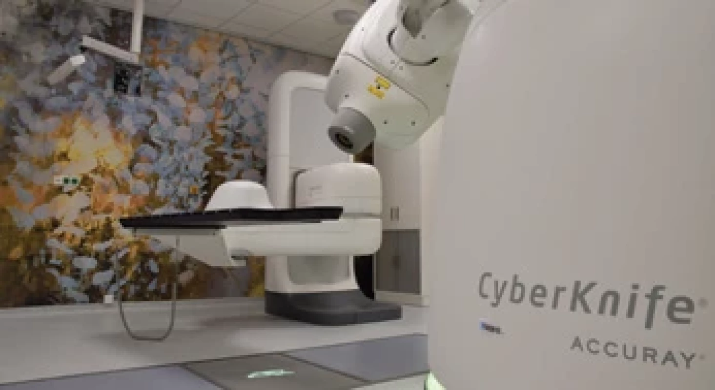 CyberKnife. Zdroj: archiv Ústavu radiační terapie. Fig. 􀍷. CyberKnife. Source: archive of Institute of Radiation Therapy.