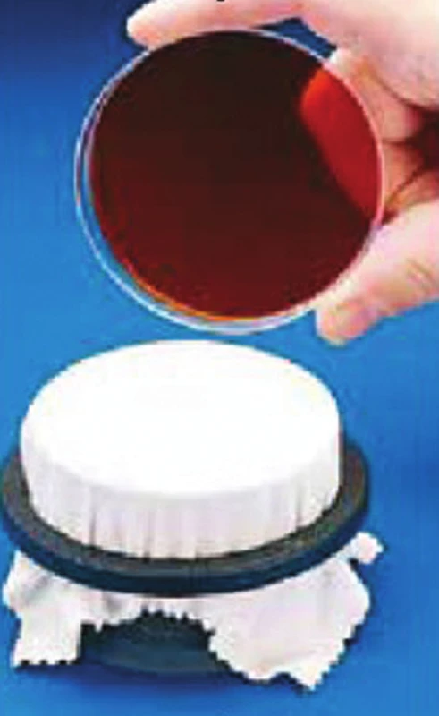 Replica plating – válec pokrytý bavlněnou látkou o průměru velikosti Petriho misky
Fig. 1: Replica plating – cylinder large like Petri dish covered by velevet
Zdroj (Source): https://extranet.fisher.co.uk/webfiles/uk/webdocs/ UKLS_0125.PDF