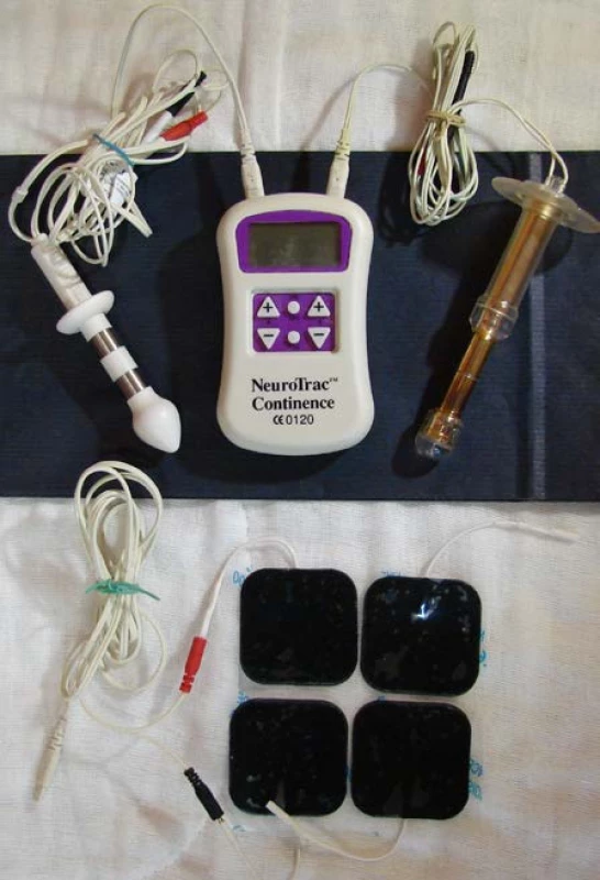Elektrostimulátor NeuroTrac s vaginálními, análními a kutánními elektrodami
Fig. 1. Electrical stimulator NeuroTrac with the electrodes (vaginal, anal, superficial)