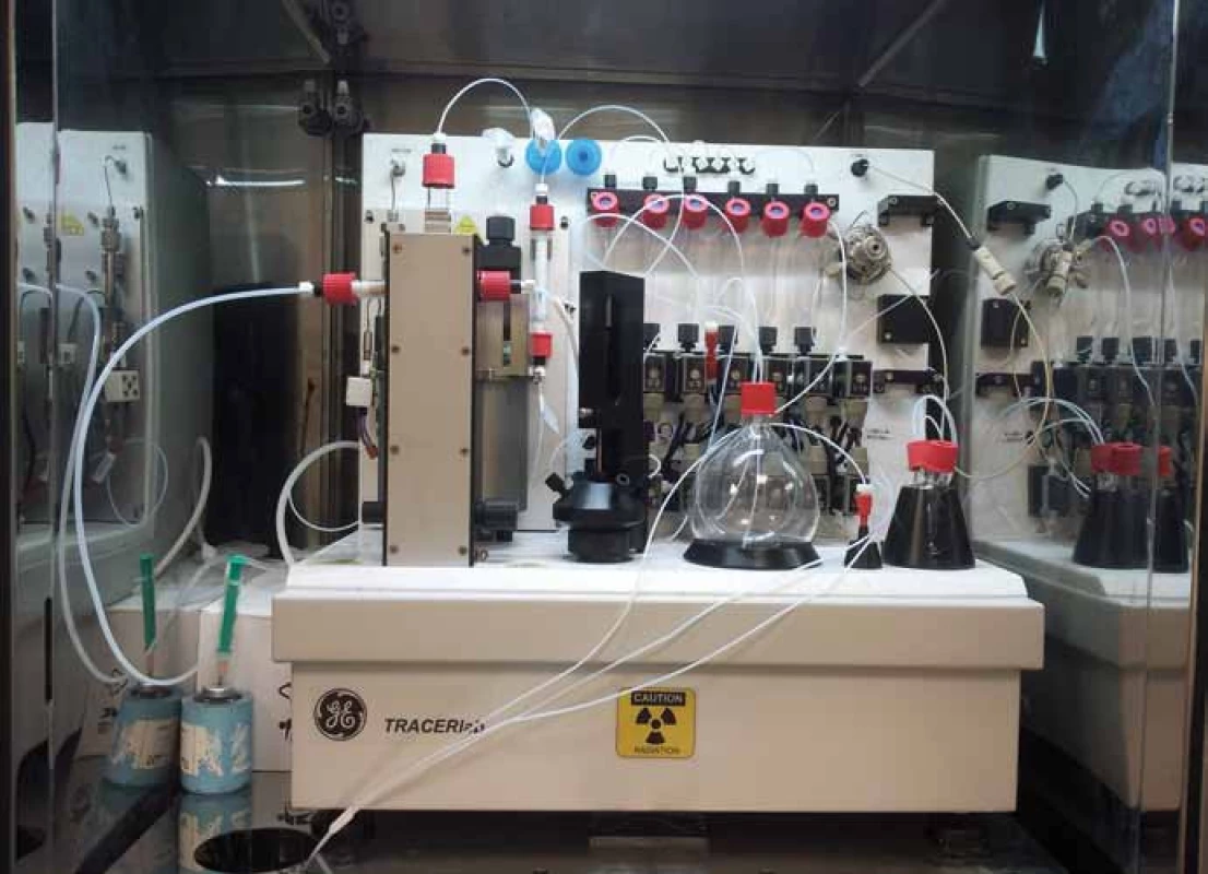 Syntézní modul GE Tracerlab FXC použitý k syntéze [<sup>11</sup>C]methioninu. Zdroj [36].