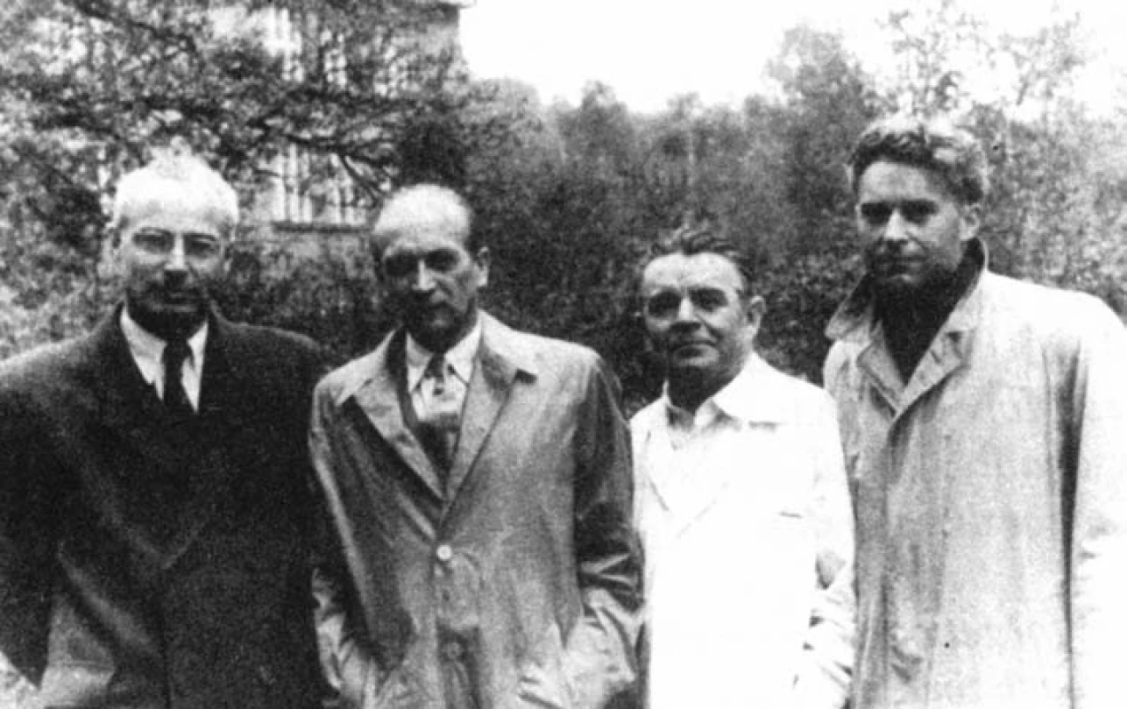 Jan Brod, Paul Wood, Klement Weber, Zdeněk Fejfar při první návštěvě P. Wooda v Praze (z archívu čs. Nefrologické spoleãnosti, P. Rossmann).