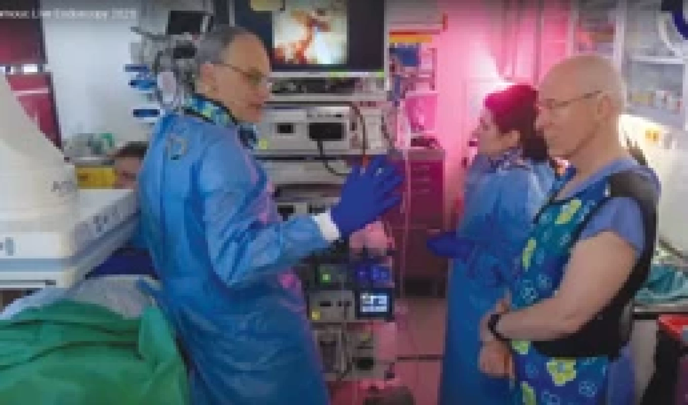 OLE 2025 – prof. MUDr. Ondřej Urban, Ph.D., a prof. MUDr. Stanislav Rejchrt, Ph.D., při výkonu na ERCP sálku – cholangioskopie. Fig. 􀍿. OLE 2025 – Prof. Ondřej Urban, MD, PhD, and Prof. Stanislav Rejchrt, MD, PhD, performing ERCP in the ERCP room – cholangioscopy.