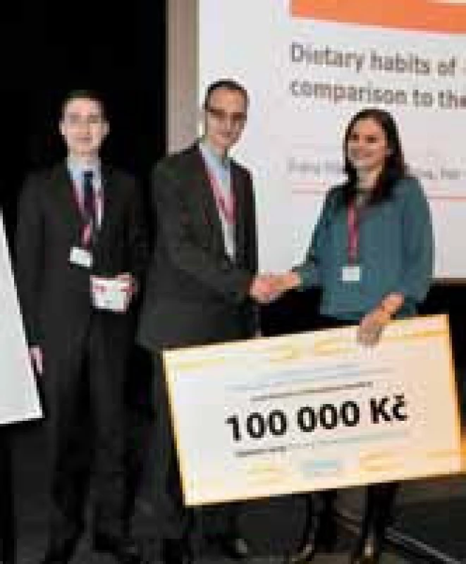 Předání Kasafírkovy ceny dr. I. Mikoviny-Kajzrlíkové.
Fig. 2. Transmission Kasafirek’s price to I. Mikoviny-Kajzrlikova, MD.