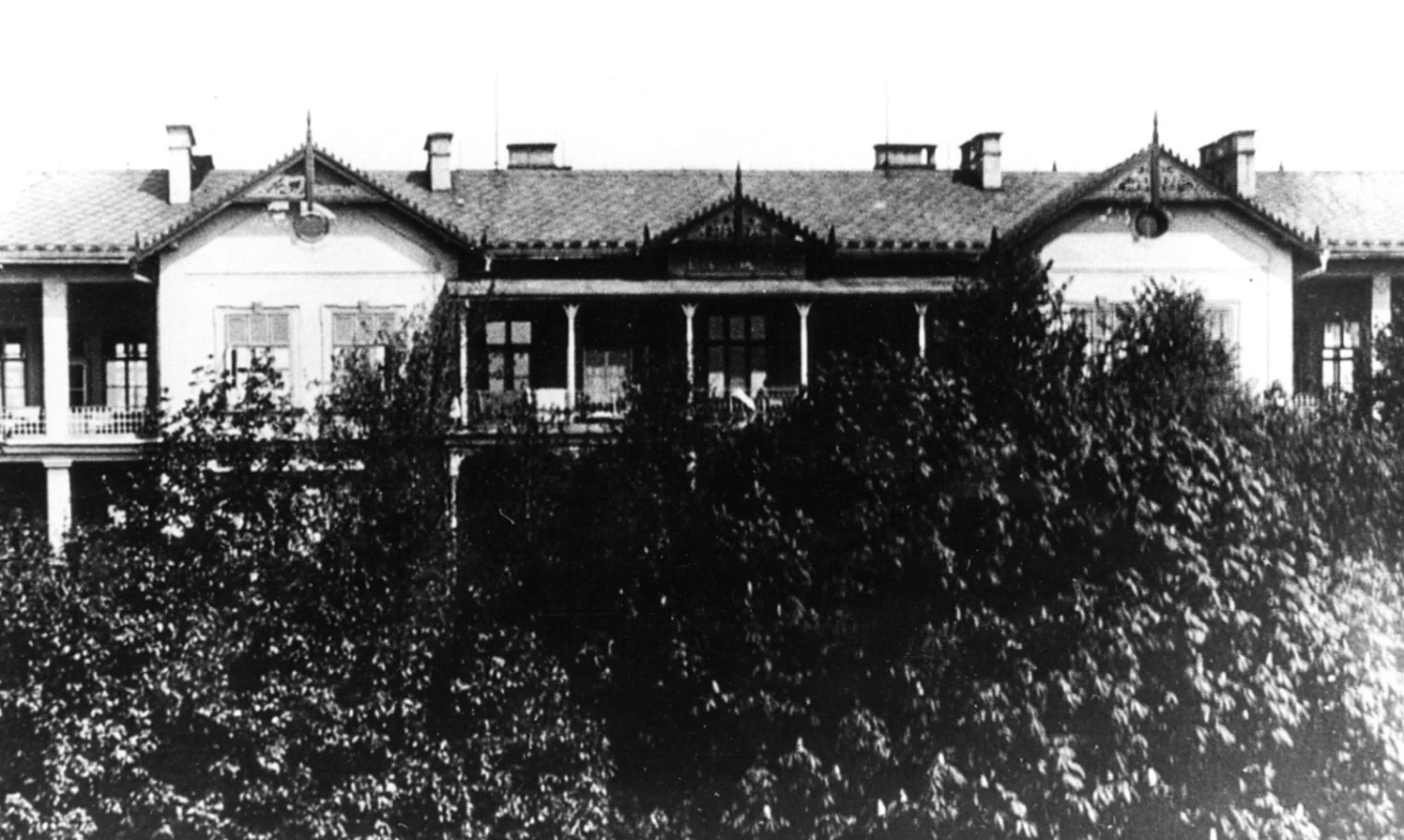 Samostatný pavilon pro tuberkulózu vybudovaný MUDr. K. Teunerem v okresní všeobecné
nemocnici v Benešově u Prahy v roce 1905. Z archivu nemocnice poskytl ředitel MUDr. M. Řepa