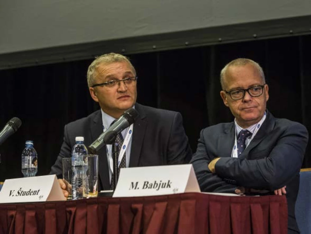 Předseda České urologické společnosti prof. Babjuk a prezident výroční konference doc. Študent během zahájení konference
Fig. 1. Chairman of the Czech Urological Society prof. Babjuk and president of the annual conference doc. Študent during conference opening ceremony