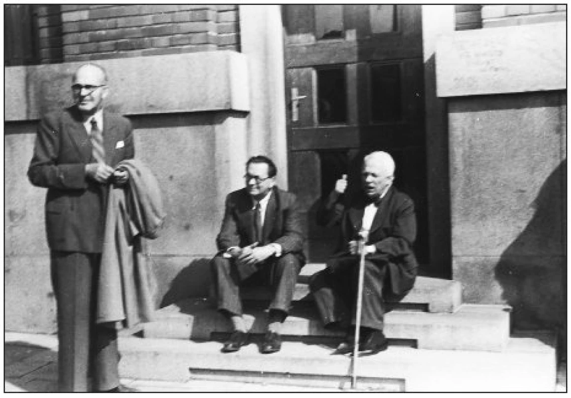 Schůzka patologů v Brně v roce 1950. Zprava: Neumann V., Šikl H., Jedlička V.
