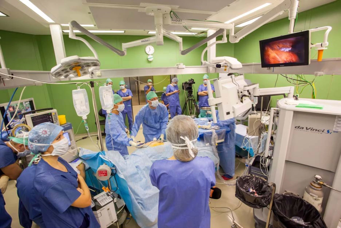 Robotický sál ÚVN
Fig. 2. Robotic operating room in the Central Military Hospital