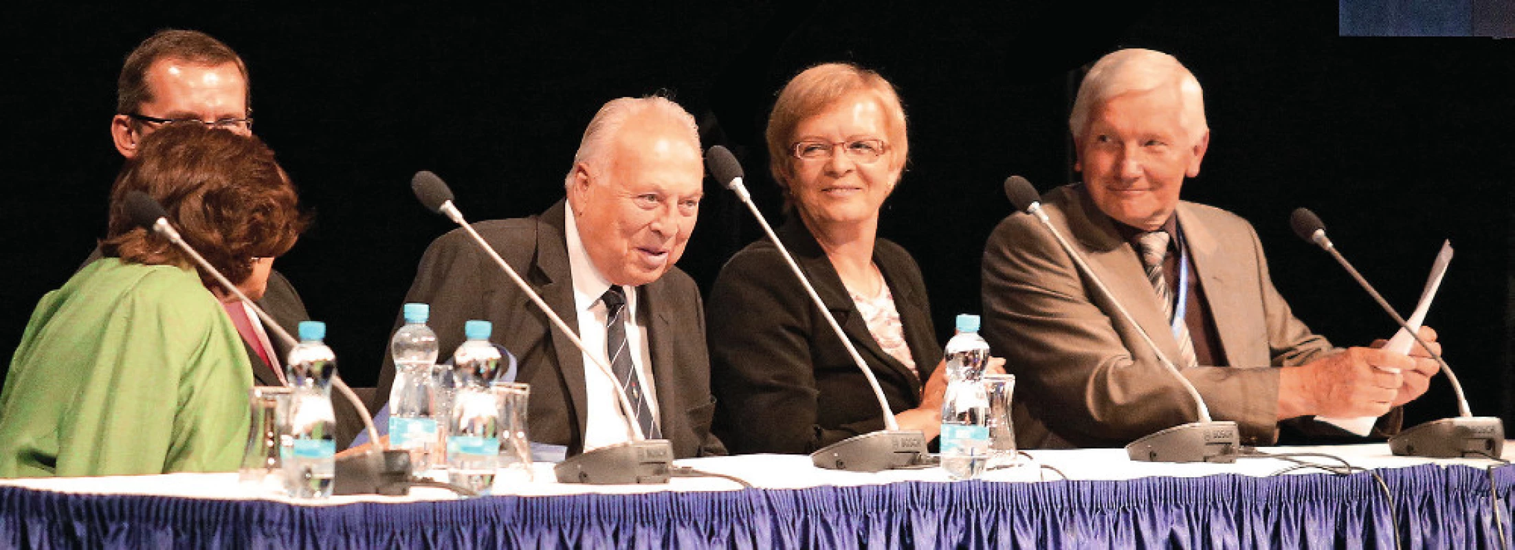 Zástupci ČR – zprava prof. Štípek, předseda lokálního organizačního výboru, Mgr. L. Štvánová, zastupující primátora, prof. J. Blahoš, doc. M. Prudký za UK a Madalena Patricio, presidentka AMEE.