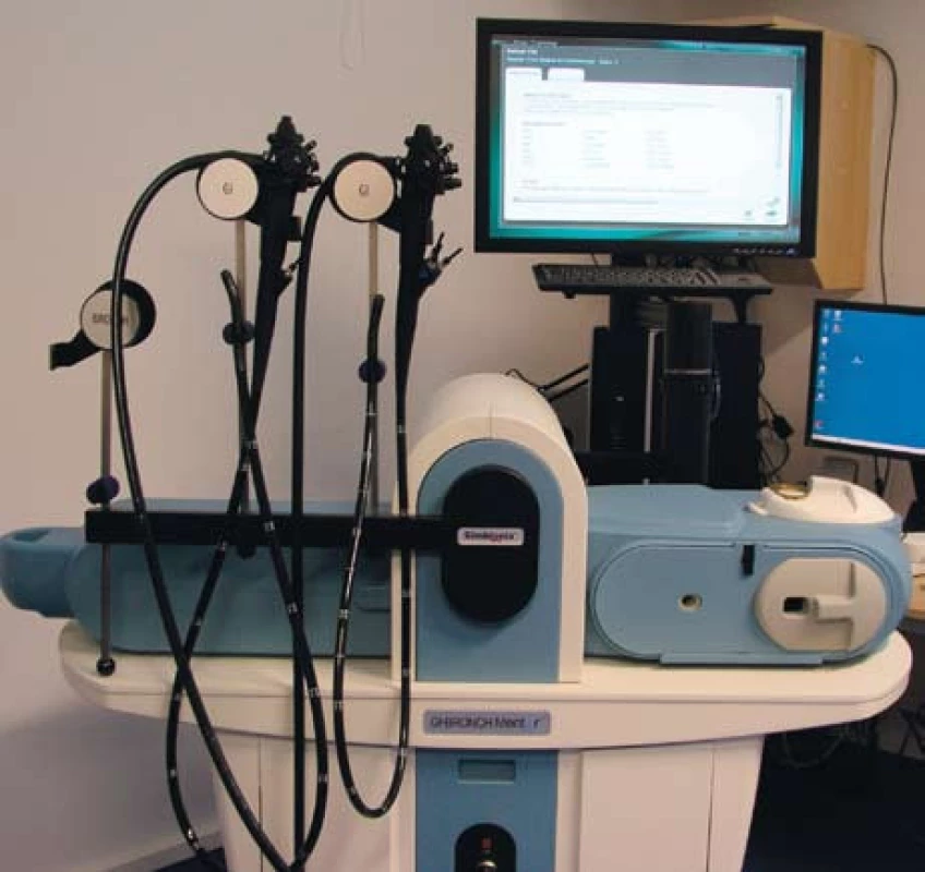 Virtuální endoskopický simulátor pro výuku digestivní endoskopie. Celkový pohled na zařízení.
Fig. 1. Virtual endoscopy simulator for training in digestive endoscopy. Overall view of device.