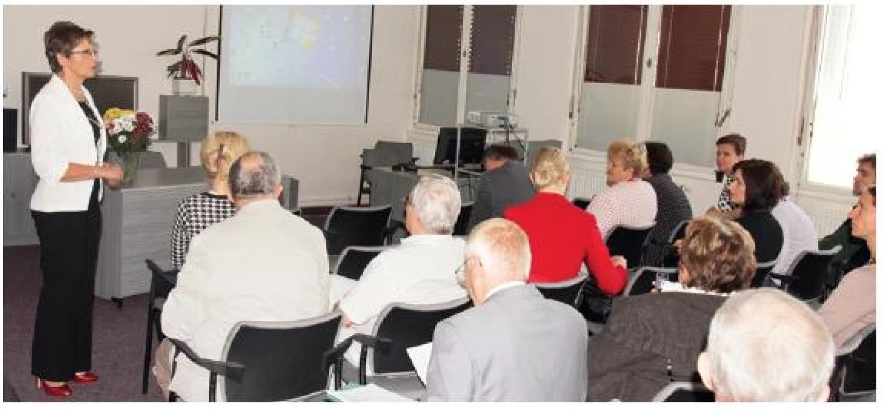 Výzkumný den zahájila prof. Dušková a přivítala všechny přítomné