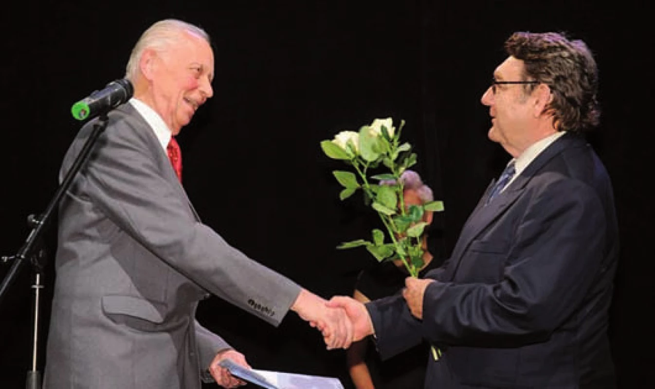 Prof. Vyskočil gratuluje MUDr. Sotorníkovi k udělení ceny.